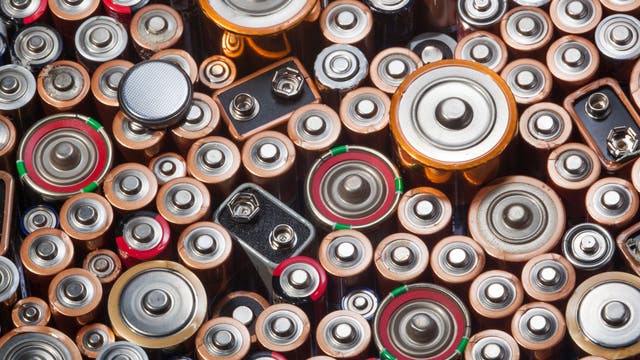 Batterien und Akkus nebeneinander aufgereiht 
