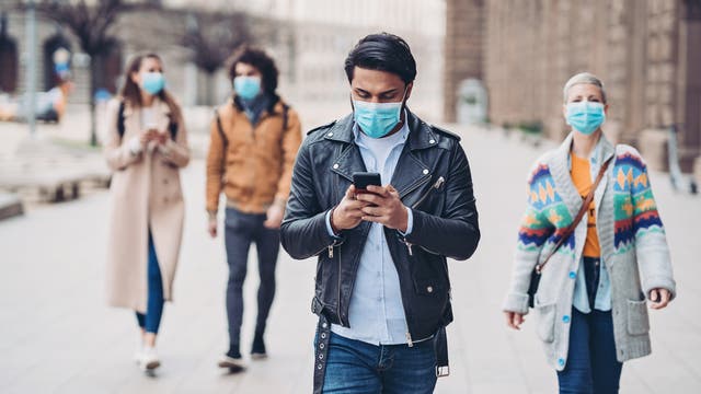 Die Corona-Warn-App runterzuladen, ist der erste Schritt. Sie regelmäßig aufzurufen und gegebenfalls ein positives Testergebnis einzutragen, der nächste.